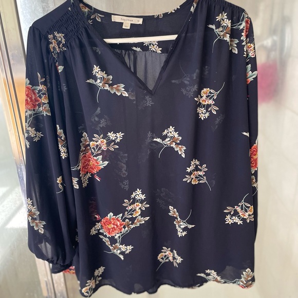 100% Polyester Blue flowered shirt 1X. Originally got from Stitch Fix for $48. - Picture 1 of 1
